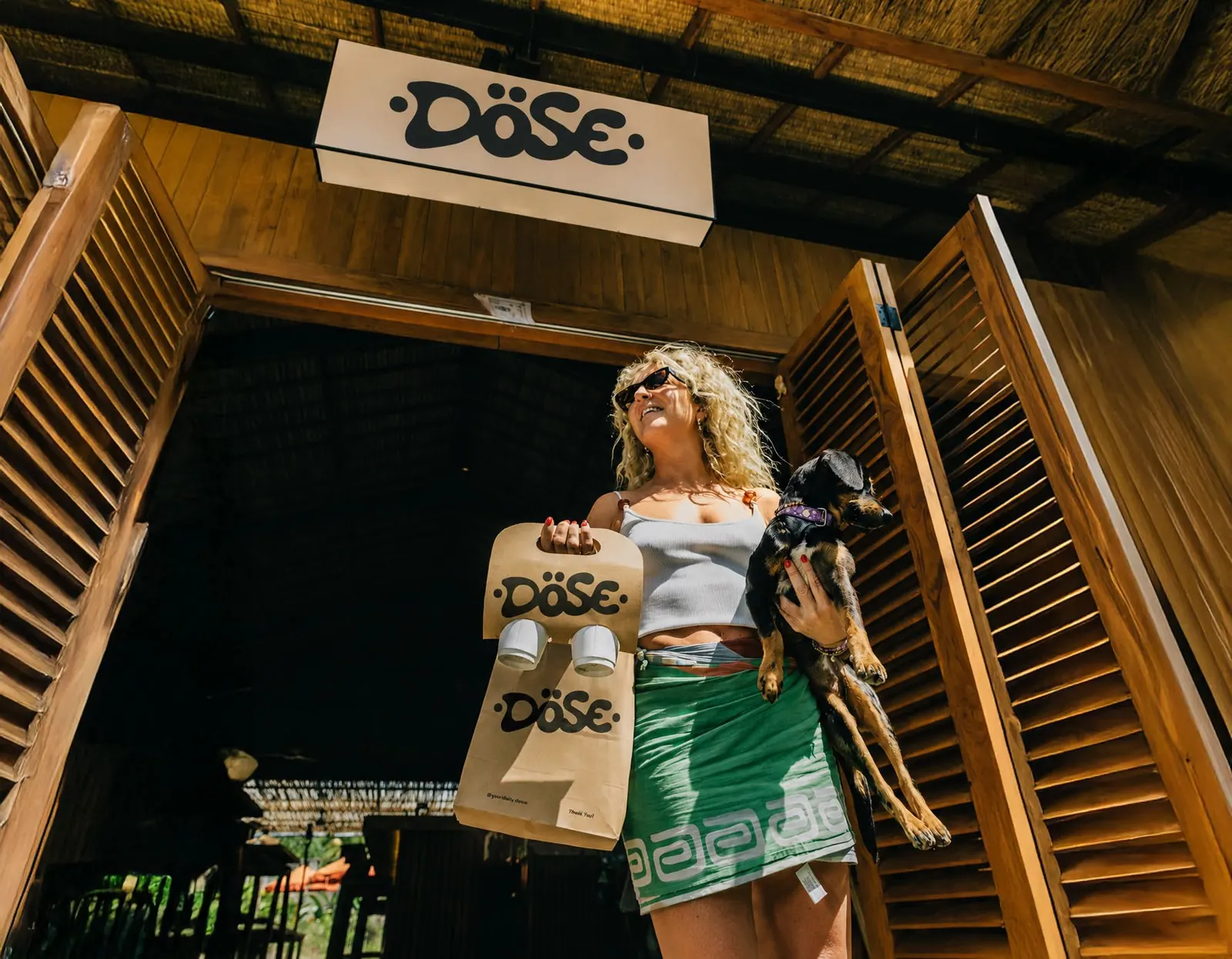 Chica con bolsa DÖSE en un pop-up